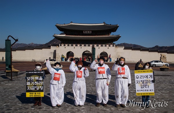 핵폐기를 위한 전국네트워크 회원들이 5일 오전 서울 광화문 광장에서 2020년 원자력진흥법 폐지를 촉구하며 오체투지를 하고 있다.