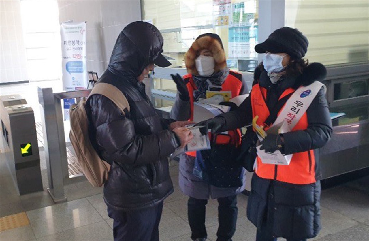 용인시와 민간단체가 신종코로나 확산 방지를 위한 활동에 나서고 있다. 