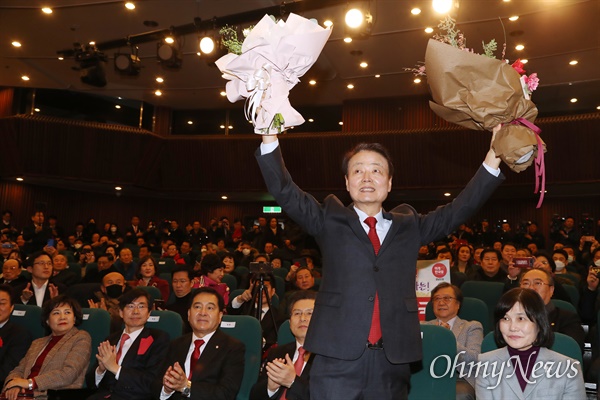 지난 1월 5일 오후 서울 여의도 국회도서관 대강당에서 열린 미래한국당 중앙당 창당대회에서 당 대표로 선출된 한선교 의원이 꽃다발을 받아들고 인사하고 있다. 왼쪽 뒤로 자유한국당 황교안 대표, 심재철 원내대표, 조경태 김순례 최고위원 등이 보인다. 