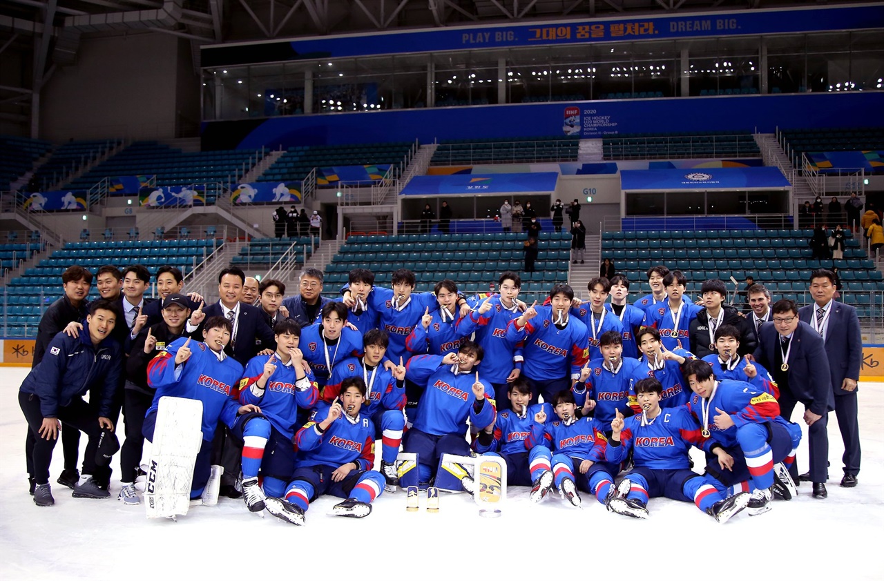  지난 3일 강릉 하키 센터에서 U20 아이스하키 대표팀이 세계선수권 우승을 차지한 뒤 그라운드 위에서 포즈를 취하고 있다.