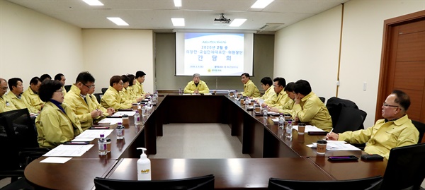 송한준 경기도의회 의장은 5일 김원기·안혜영 부의장과 염종현 더불어민주당 대표의원, 상임위원장 등이 참석한 가운데 긴급 간담회를 열고, 신종 코로나바이러스 감염증에 대한 선제적 대응을 위해 임시회 의사일정을 전격 조정하기로 했다. 