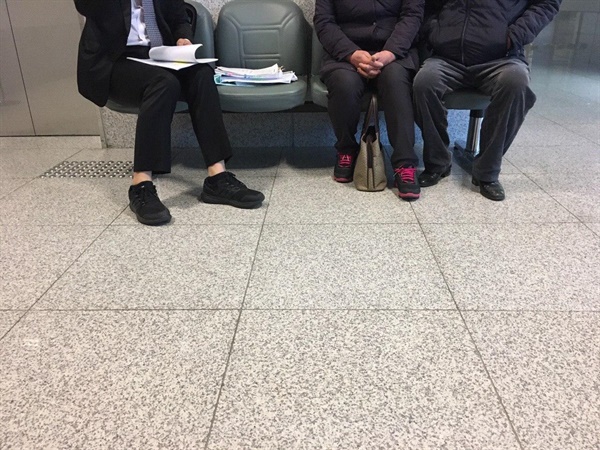 법정 앞에서 재판을 기다리는 김흥태씨 가족들