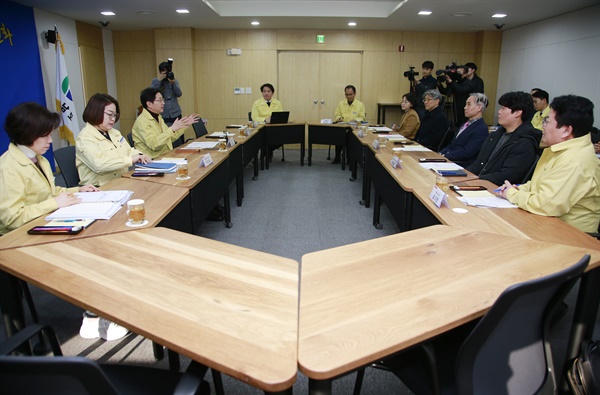  5일 오후 경남도청에서 열린 ‘신종 코로나바이러스 감염증 대응 관련 전문가 간담회’.