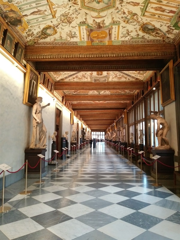 전시실만 99개에 달하는 세계적인 미술관으로, 르네상스 회화 작품들이 주로 전시되어 있다. 우피치란 관공서라는 의미로, 미술관으로 사용되기 이전에는 공공기관으로 쓰였다.