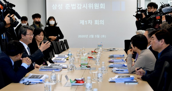 지난달 5일 서울 서초구 삼성생명 서초타워에서 열린 삼성 준법감시위원회 첫 회의에서 김지형 위원장이 위원들과 이야기를 나누고 있다.