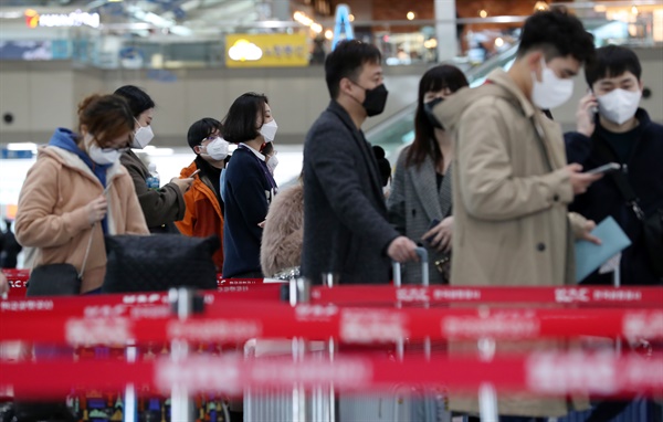   신종 코로나바이러스 감염증 공포가 확산하는 가운데 1월 28일 오전 김해국제공항에서 공항 이용객들이 마스크를 쓰고 있다. 