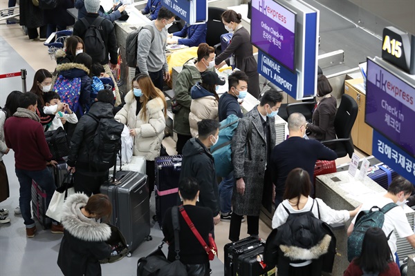  신종 코로나바이러스 감염증 공포가 확산하는 가운데 1월 28일 오전 김해국제공항에서 공항 이용객들이 마스크를 쓰고 있다. 