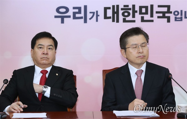 자유한국당 심재철 원내대표가 6일 오전 서울 여의도 국회에서 열린 최고위원회의에 참석하고 있다. 오른쪽은 황교안 대표. 