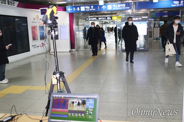 동대구역서 열화상카메라를 이용해 열차 승객들을 체크하고 있는 모습.