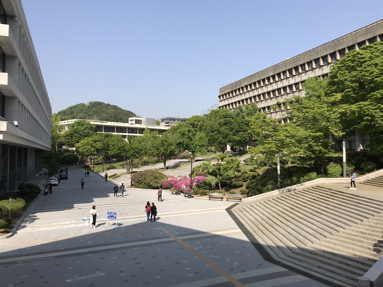 사진 왼편의 행정관과 오른편 중앙도서관 사이 공간이 ‘아크로폴리스’다. 서울대학교의 집회, 시위 공간으로 가장 ‘애용’된 공간이다. 
