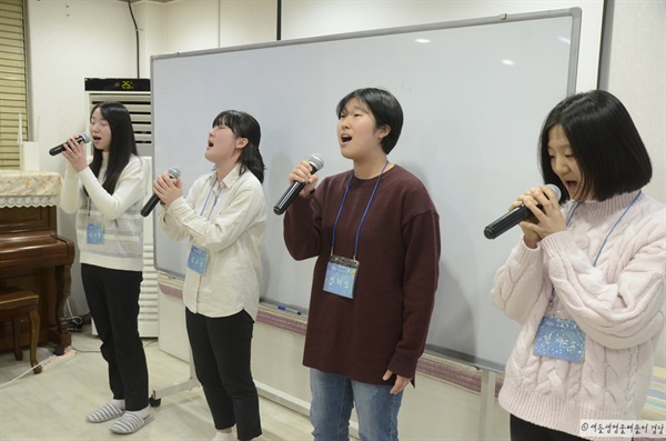 배움터 경당 양의진 학생의 자작곡 <흘러내린다>를 부르고 있는 배움터 경당 친구들. 왼쪽부터 양의진(20), 김고운(20), 이혜인(20), 명다소(17) 학생.