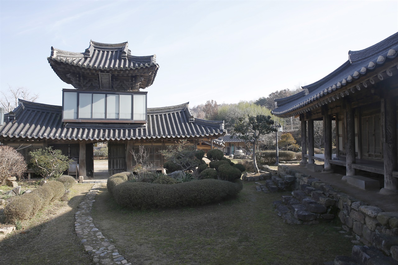  사랑채와 어우러지는 솟을대문 삼효문. 조선 후기에 지어진 연안 김씨 종가로 전남종가를 대표하는 집 가운데 하나다.