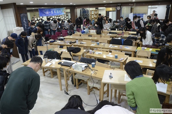 2019새들교육문화연구학교 모든 시간을 마치고 다같이 마주보고 인사를 하고 있다. 감사합니다. 