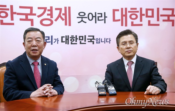 바른미래당을 탈당한 이찬열 의원(왼쪽)이 6일 오후 서울 여의도 국회에서 황교안 자유한국당 대표를 찾아 인사말 하고 있다.