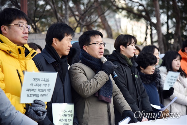 대전S여중·고 성폭력 사건과 관련, '스쿨미투 대응 대전공동대책위원회'는 6일 오전 대전 서구 대전교육청 앞에서 기자회견을 열어 설동호 대전교육감의 책임 있는 해결을 촉구했다. 사진은 발언을 하고 있는 이병구 양심과인권 나무 사무처장.