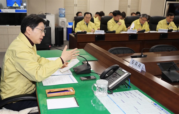  김경수 경남지사는 6일 경남도청 재난안전대책본부 영상회의실에서 대응상황 일일점검회의를 주재했다.