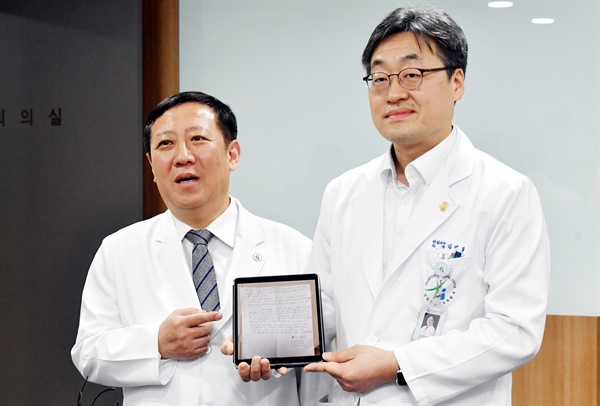  Cho Seung-yeon (left), Head of Incheon Medical Center, and Kim Jin-yong, Director of the Division of Infectious Diseases in Incheon Medical Center, are explaining to the reporters about the letter the first confirmed patient sent to the medical team. On Feb. 6th afternoon, the first confirmed patient was decided to be discharged from the hospital.