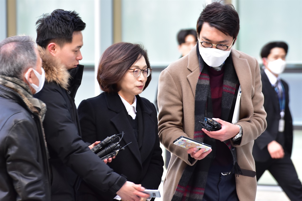 취재진의 질문을 듣고 있는 은수미 성남시장