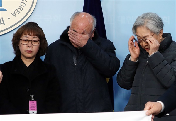 6일 서울 여의도 국회 정론관에서 열린 제1회 순직군경 추모제 기자회견에서 참석자들이 눈물을 흘리고 있다. 