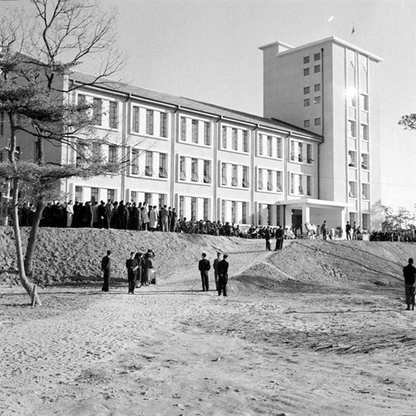 ‘용재관’은 연세대학교가 개교 이래 처음으로 독립 건물로 지은 도서관이다. 1957년 11월 23일 개관한 건물을 연희대학교와 연세대학교 초대 총장을 지낸 백낙준을 기려 ‘용재관’이라 명명했다. 지금은 철거되었고 용재관 자리에 경영관이 건립되었다. 