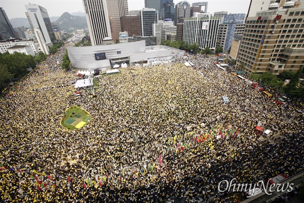 지난달 5월 29일 고 노무현 전 대통령 노제가 열리는 서울시청앞 서울광장에 수십만명의 시민들이 모였다.