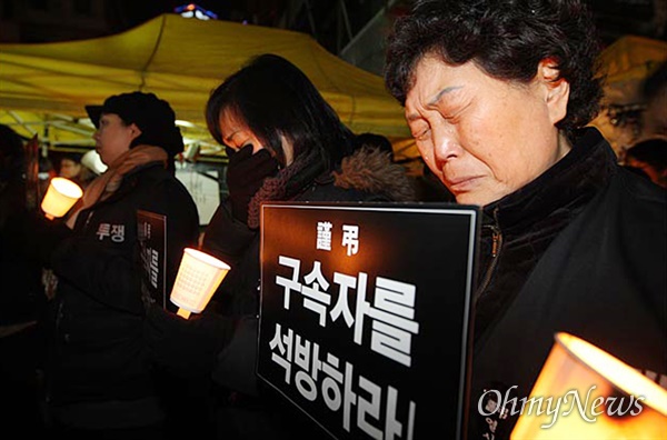 2009년 1월 28일, 전국철거민연합회 회원들과 시민들은 서울 용산구 신용산역 부근 참사 현장에서 열린 추모집회에 참석해 경찰의 강제진압에 사망한 고인들을 추모하며 눈물을 흘렸다.