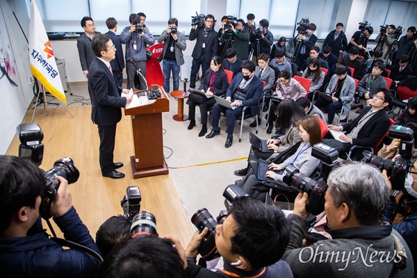 황교안 자유한국당 대표가 7일 오후 서울 영등포 당사에서 긴급기자회견을 열어, 제21대 총선 서울 종로 출마를 선언했다.