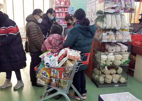 중국 후베이(湖北)성 우한(武漢)에서 발생한 신종 코로나바이러스 감염증 '우한 폐렴'이 전역으로 확산한 가운데 지난 1월 28일 교민 2만여명이 모여 사는 베이징(北京) 왕징(望京) 한인촌 한국 식품 마트에서 교민들이 장을 보고 있다. 