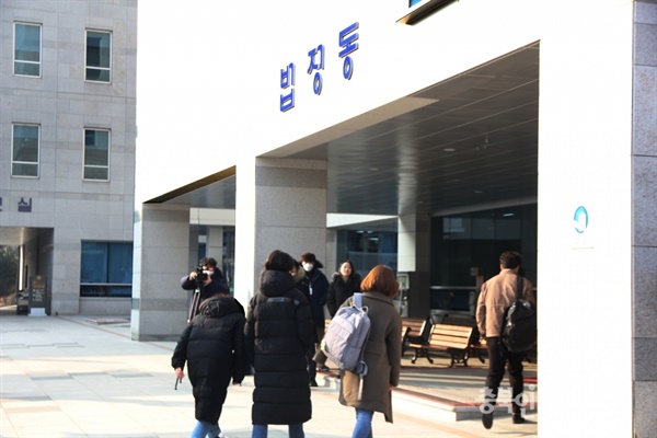 1심 선고 재판을 참관하기 위해, 7일 오전 청주지방법원으로 들어가는 충북여중 졸업생들 ⓒ충북인뉴스