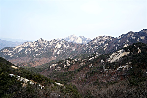 북한산 매봉을 오르며 바라본 의상봉능선