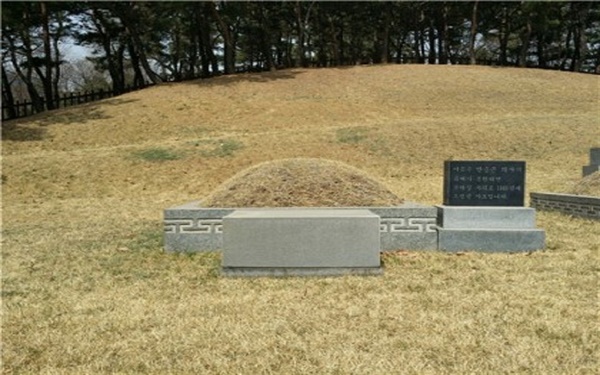 서울 용산구 효창공원 삼의사(이봉창, 윤봉길, 백정기) 묘역에 조성되어 있는 안중근 의사의 가묘, 작년 3·1 운동 100주년을 맞아 묘비를 새롭게 단장했다

