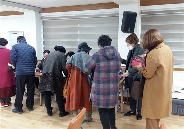 2월 8일 오후 전주시 덕진구 소재 전북문학관 대강당에서 전북시인협회 제8대 회장 선거가 치러졌다. 투표권자인 시인들이 기표 용지를 받고 줄을 서서 투표를 기다리고 있는 모습. 