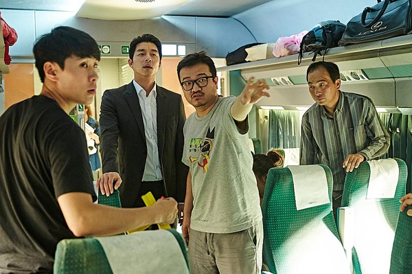  애니메이션 연출가였던 연상호 감독은 첫 실사영화 연출작인 <부산행>을 통해 천만 감독에 등극했다.