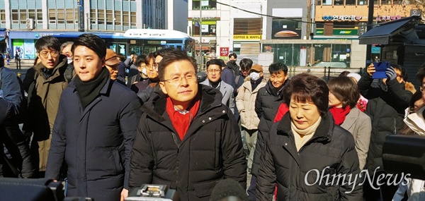 황교안 자유한국당 대표가 지난 9일 오후 서울 종로구 '젊음의 거리' 상가 일대를 돌아보고 있다.