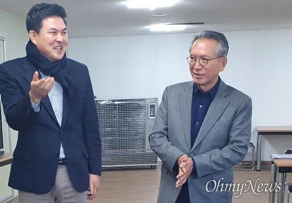 김형오 자유한국당 국회의원선거 공천관리위원장이 9일 오후 거창에 있는 김태호 예비후보 사무실을 찾아 이야기를 나누었다.