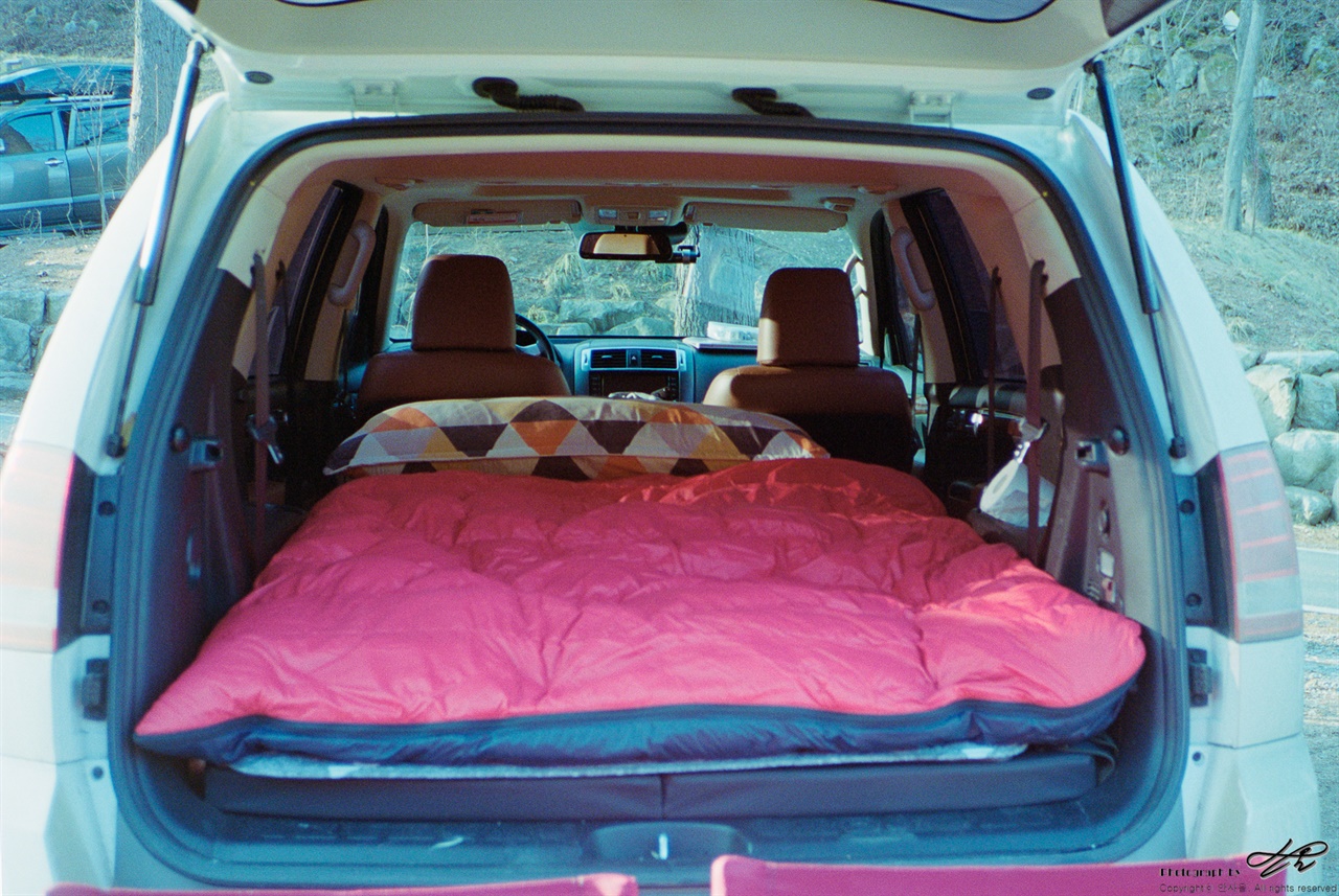 텐트 대신 차에서 (Konica현장감독28/Portra400)쉘터를 생활 공간으로, 차량을 숙박 공간으로 이용한다.