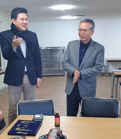 김형오 자유한국당 국회의원선거 공천관리위원장이 9일 오후 거창에 있는 김태호 예비후보 사무실을 찾아 이야기를 나누었다.