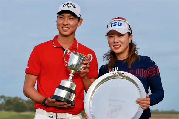 박희영이 9일 호주 빅토리아주 서틴스 비치 골프 링크스의 비치 코스에서 열린 미국여자프로골프(LPGA) 투어 ISPS 한다 빅 오픈에서 우승한 뒤 우승컵을 들고 기념촬영하고 있다. 왼쪽은 남자대회 우승자인 이민우. 