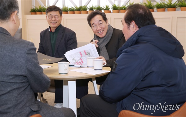  더불어민주당 공동 상임선대위원장직 수락과 함께 종로 출마를 공식 선언한 이낙연 전 국무총리가 8일 오후 서울 종로구 낙원빌딩을 찾아 낙원아파트 주민대표의 이야기를 듣고 있다. 