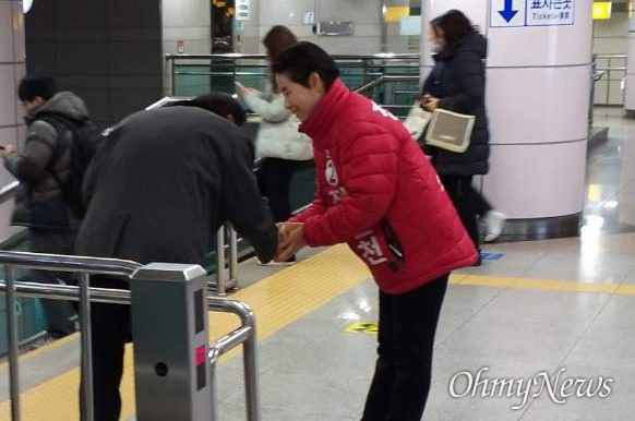  정순천 자유한국당 대구 수성갑 예비후보가 버스(Bus), '지하철(Metro), 도보(Walking)을 이용한 'BMW선거운동'에 적극 나서고 있다고 밝혔다.