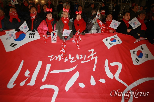 제18대 대통령선거가 치러진 2012년 12월 19일 서울 광화문광장에 '박사모' 회원들이 모여 박근혜 새누리당 대선후보를 응원하고 있다.