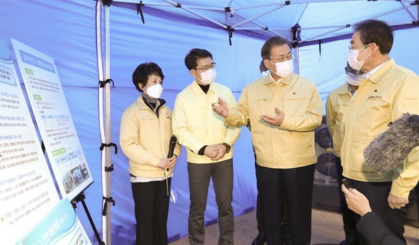 문재인 대통령이 5일 성동구 보건소에서 신종 코로나바이러스 감염증 대응에 대한 설명을 들은 뒤 박원순 서울시장(오른쪽)과 대화하고 있다.