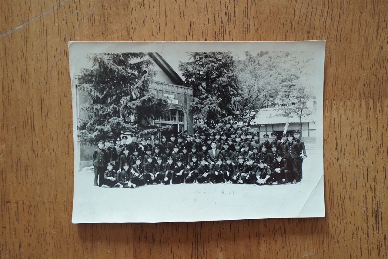 책방에서 보관하고 있는 가장 오래된 기념사진. 단기 4288년(1955년)에 어느 학교 교정에서 찍은 사진이다. 이 소년들 중 누가 책방으로 책을 보냈을까.