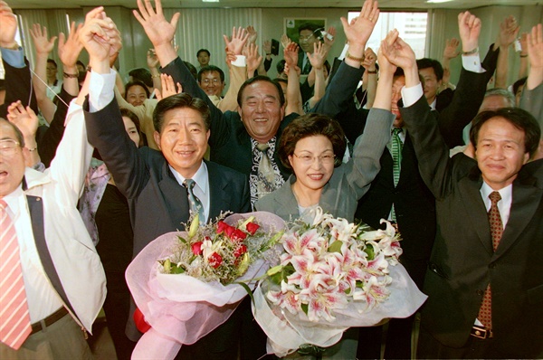 1998년 7월 21일 종로구 국회의원 보궐선거에 출마한 노무현 후보가 당선이 확실시되자 도렴동 선거사무실에서의 부인 권양숙 여사 및 운동원들과 함께 환호하고 있다.