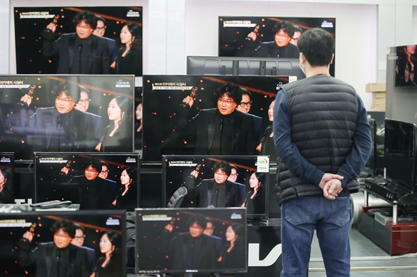  10일 오전 서울 용산구 전자랜드에 전시된 TV에서 제92회 아카데미 시상식에 참석한 봉준호 감독이 각본상을 받는 장면이 생중계되고 있다.
