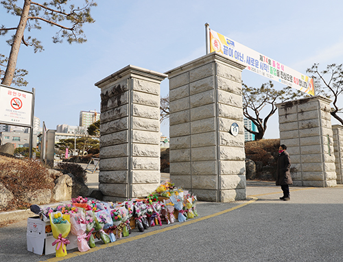 함양중학교 졸업식날 학교 정문에서 꽃다발을 반값에서 판매하고 있다.