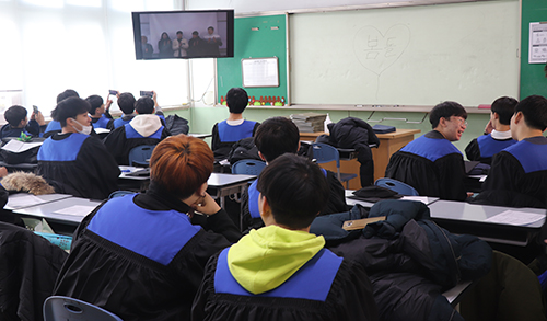 함양중학교 졸업생들이 교실에서 방송으로 졸업식을 하고 있다.