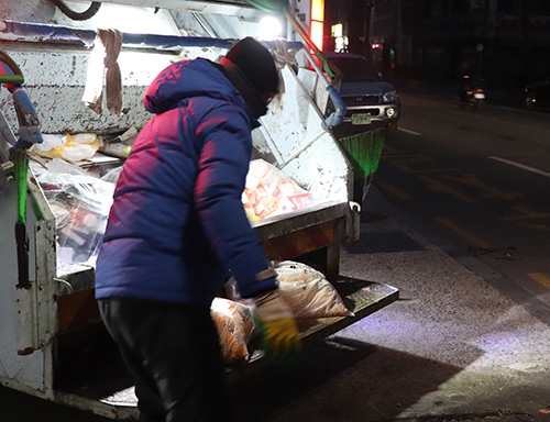 2월4일 새벽 쓰레기 수거 작업을 하고 있는 환경미화원.
