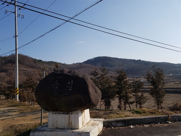 부여군 임천면 옥곡리 마을 입구 이 마을 안쪽에 이이명, 이기지 부자(父子)의 묘소가 있다. 후손들이 지금까지 잘 돌보고 있지만 선대의 카스텔라 만들기에 대한 이야기는 알고 있는지 모르겠다.