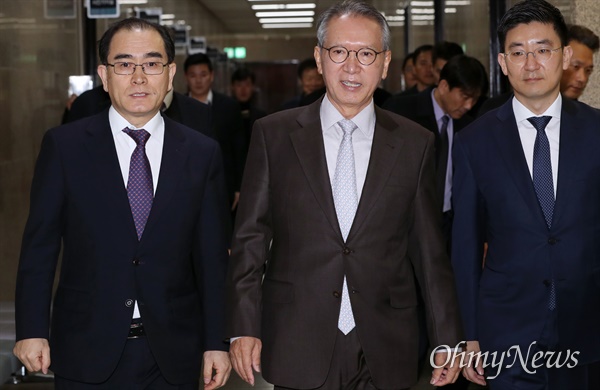 왼쪽부터 태영호 전 공사와 김형오 공천관리위원장, 김세연 공천관리위원. (자료사진) 